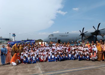 Wawako Endang dan Pelajar saat Berfoto Bersama Dengan Pilot Super Hercules C-130J, foto: Mael/detak.media