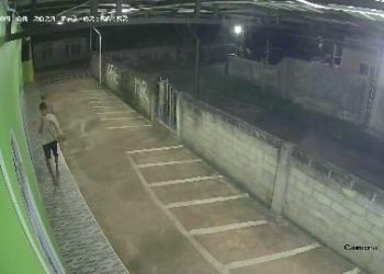 Pelaku saat Masuk ke Masjid Untuk Mencuri Kotak Infak, foto: screenshot rekaman CCTV Masjid An-Nur