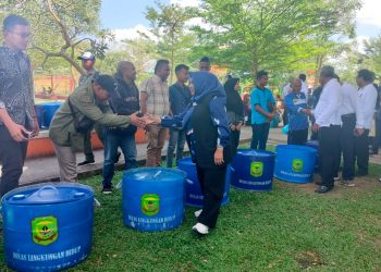 Walikota Rahma saat Membagikan Tong Sampah Gratis untuk RT dan RW se Tanjungpinang, foto: Mael/detak.media