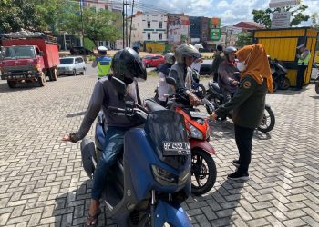 Pengendara Roda Dua saat Terjaring Razia Pajak di Tanjungpinang, foto: Mael/detak.media