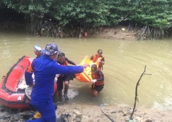 Tim SAR saat Mengevakuasi Jenazah Korban usai Hilang Terseret Arus, foto: Basarnas Tanjungpinang