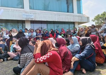 Situasi Mogok Kerja Karyawan di PT Swakarya Indah Busana Tanjungpinang, foto: Mael/detak.media