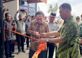 Ketua DPRD Natuna Daeng Akhir bersama Bupati Natuna Wan Siswa di saat melakukan pemotongan pita tanda peresmian pasar baru Ranai (foto : ist)