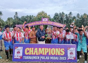 Bupati Natuna Wan Siswandi menyerahkan piala bergilir kepada Tim P2KM sebagai juraa turnamen sepak bola pulau Midai (foto : ist)