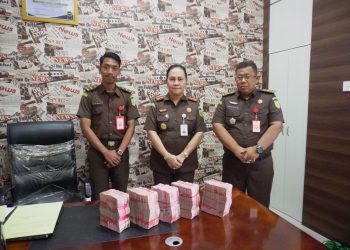 Uang Pengembalian Tersangka RE ke Kejari Tanjungpinang, foto: ist/Kejari Tanjungpinang