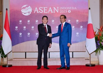 Presiden berjabat tangan dengan PM Fumio Kishida, di JCC, Jakarta, Kamis (07/09/2023). (Foto: BPMI Setpres)