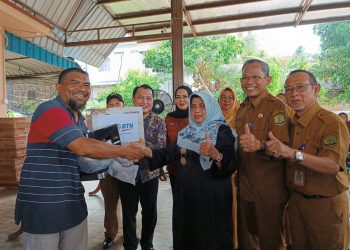 Rahma saat Menyerahkan Bantuan Kepada Pedagang Akau Potong Lembu, foto: Mael/detak.media