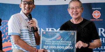 Menparekraf Sandiaga Uno saat memberikan hadiah kepada Hendri Syahputra, peserta yang berhasil melakukan hole in one dalam turnamen Bintan Golf Challenge di Ria Golf Club Bintan, Kepri, Minggu (17/9/2023), foto: kemenparekraf.go.id