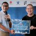 Menparekraf Sandiaga Uno saat memberikan hadiah kepada Hendri Syahputra, peserta yang berhasil melakukan hole in one dalam turnamen Bintan Golf Challenge di Ria Golf Club Bintan, Kepri, Minggu (17/9/2023), foto: kemenparekraf.go.id
