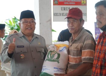 Walikota Blitar Santoso memberikan beras 10 kilogram pada warga Kelurahan Sentul, foto: Dani ES/detak.media