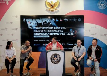 Menparekraf Sandiaga Uno (tengah) mendukung pelaksanaan Indonesia Bimmerfest 2023 yang akan berlangsung di Sirkuit Internasional Mandalika dalam "The Weekly Brief with Sandi Uno" di Gedung Sapta Pesona, Jakarta, Senin (30/10/2023), foto: kemenparekraf.go.id