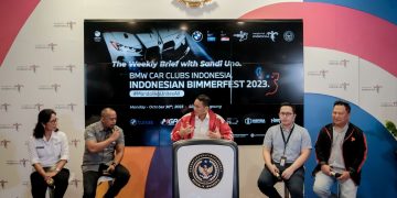 Menparekraf Sandiaga Uno (tengah) mendukung pelaksanaan Indonesia Bimmerfest 2023 yang akan berlangsung di Sirkuit Internasional Mandalika dalam "The Weekly Brief with Sandi Uno" di Gedung Sapta Pesona, Jakarta, Senin (30/10/2023), foto: kemenparekraf.go.id