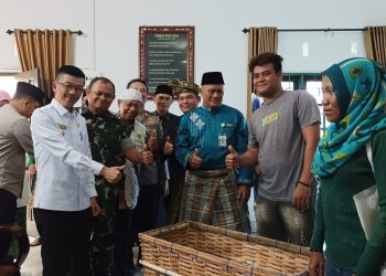 Pj Walikota Tanjungpinang, Hasan saat Menyalurkan Bantuan, foto: Mael/detak.media