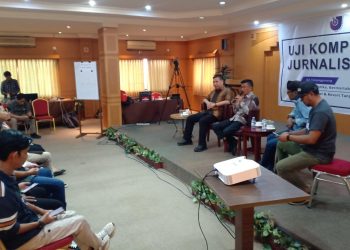 Pj Wali Kota Tanjungpinang saat menjadi pemateri di UKJ AJI Tanjungpinang angkatan ke 90, foto: Detak.media