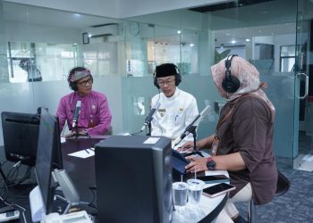 Pj Wali Kota Tanjungpinang, Hasan Bersama Kadis Kominfo, Teguh saat dialog di RRI, foto: pro/detak.media