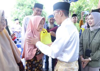 Pj Wali Kota Tanjungpinang, Hasan saat menyerahkan Bantuan untuk Lansia, foto: pro/detak media