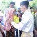 Pj Wali Kota Tanjungpinang, Hasan saat menyerahkan Bantuan untuk Lansia, foto: pro/detak media