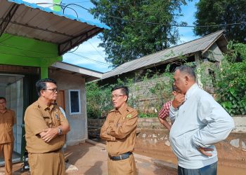 Pj Walikota Tanjungpinang, Hasan saat Meninjau Titik Banjir di Perumahan Taman Harapan Indah, foto: Mael/detak.media