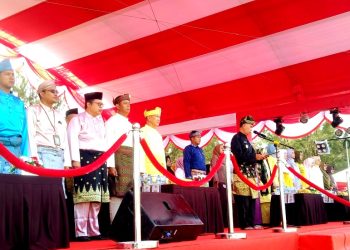 Wan Siswandi saat menjadi inspektur upacara peringatan hari jadi Kabupaten Natuna ke 24 (foto : Zaki/DM)