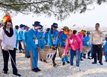 Ibu Iriana Joko Widodo bersama Ibu Wury Ma’ruf Amin dan para anggota OASE KIM membersihkan sampah di pantai yang berada di Kawasan Taman Suroboyo, Kota Surabaya, Jawa Timur, Kamis (26/10/2023). (Foto: BPMI Setpres/Muchlis Jr)