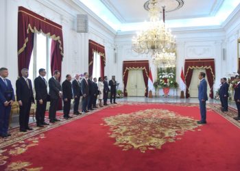 Presiden Jokowi menerima surat kepercayaan dari 12 duta besar LBBP negara-negara sahabat, di Ruang Kredensial, Istana Merdeka, Jakarta, Senin (23/10/2023). (Foto: Humas Setkab/Agung)