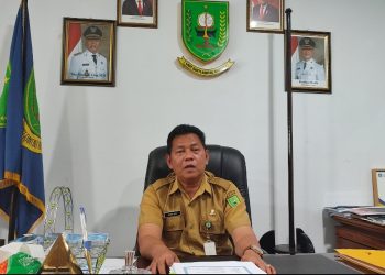 Kepala Dinas Pendidikan dan Kebudayaan Natuna, Indra Joni, saat diwawancara di Ruang Kerjanya, Selasa 24 Oktober 2023 (foto : Zaki/DM)