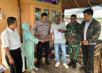 Pelaku Pembakar Pohon Kayu Ara di Tanjungpinang (bertopi) usai Menjalani Mediasi, foto: Bhabinkamtibmas Polsek Bukit Bestari