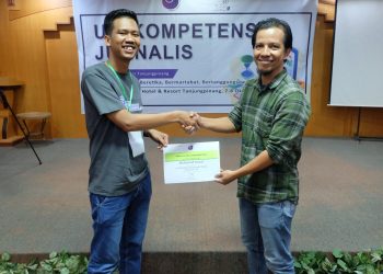 Penguji UKJ AJI saat Memeberikan Sertifikat Piagam Kepada Peserta, foto: AJI Tanjungpinang