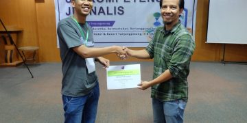 Penguji UKJ AJI saat Memeberikan Sertifikat Piagam Kepada Peserta, foto: AJI Tanjungpinang