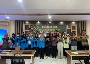 20 Mahasiswa UMRAH Foto Bersama usai Mengikuti Pelatihan Cek Fakta yang Digelar AJI Tanjungpinang, foto: AJI Tanjungpinang