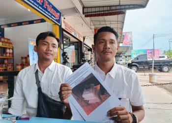 Ketua LPK Kepri, Riyan saat Memperlihatkan Surat Kronologi yang Dilayangkan ke Mabes Polri, foto: Mael/detak.media