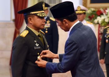 Presiden Jokowi menyematkan lencana kepada KSAD Jenderal Agus Subiyanto, Rabu (25/10/2023), di Istana Negara, Jakarta. (Foto: Humas Setkab/Rahmat)