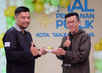 Pj Wali Kota Tanjungpinang, Hasan seusai pemotongan tumpeng bersama Kepala Dinas Penanaman Modal dan Pelayanan Terpadu Satu Pintu (DPMPTSP), Adi Firmansyah, foto: ist/pro/detak.media