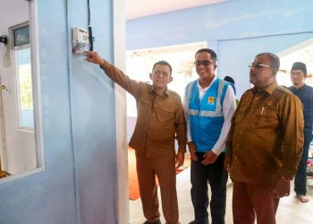 Gubernur Ansar resmikan aliran listrik ke Dusun Parit Syukur Desa Tanjung Berlian Barat dan Dusun IV Sawang Laut Desa Sawang Laut, Tanjung Batu, Foto: Diskominfo Kepri