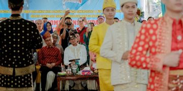 Menparekraf Sandiaga Uno menyaksikan pameran busana dalam acara Parade Tanjak, Pameran Busana dan Ekraf Khatulistiwa, di Alun-alun Sungai Kapuas, Pontianak, Kalimantan Barat, Sabtu (18/11/2023), foto: ist/kemenparekraf.go.id