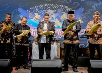 Menparekraf Sandiaga Uno (tengah) meluncurkan Calendar of Events (CoE) yang akan digelar di Kalimantan Selatan sepanjang 2024 di Kawasan Kota Lama Semarang, Jawa Tengah, Jumat (3/11/2023).