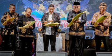 Menparekraf Sandiaga Uno (tengah) meluncurkan Calendar of Events (CoE) yang akan digelar di Kalimantan Selatan sepanjang 2024 di Kawasan Kota Lama Semarang, Jawa Tengah, Jumat (3/11/2023).