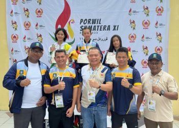 Pengurus dan Official Akuatik Indonesia Kepri, saat foto bersama dengan para Atlet renang Kepri, foto: ist/detak.media