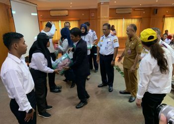 Kepala KSOP Tanjungpinang saat Menyerahkan Peralatan Pelatihan Kepada Peserta, foto: Mael/detak.media