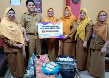 Disdik Tanjungpinang saat Memperlihatkan uang Donasi Rp.232 Juta untuk Palestina, foto: Disdik Tanjungpinang