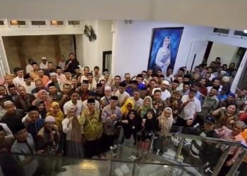 RT RW saat foto bersama seusai temu kangen dengan mantan Wali Kota Tanjungpinang, Rahma dirumahnya, foto: detak.media.