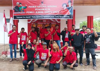 Para pengurus Posko Peduli Pemilu Jurdil, di rumah Ketua PDI Perjuangan Kota Blitar Syahrul Alim, foto: Dani ES/detak.media