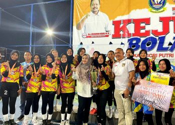 Foto bersama seusai penyerahan penghargaan kepada tim voli putri Natuna, turut dihadir oleh Kadispora Natuna, Suhardi (foto:ist)