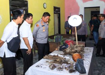 Kapolres Blitar Kota AKBP Danang Setiyo saat melihat kondisi penemuan kerangka manusia, Dani ES/detak.media