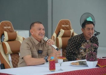 Wakil Bupati Natuna, Rodhial Huda saat memberikan pemahaman terkait stunting saat menghadiri sosialisasi di Kecamatan Subi (foto : ist)