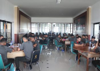 Para prajurit TNI selaku peserta lomba saat mengikuti E-sport Turnamen Yon Komposit I Gardapati (foto : ist)