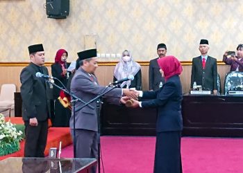 Ketua DPRD Kota Blitar, Syahrul Alim, saat memberikan Lisi Sri Sumiarsih surat pengangkatan sebagai anggota DPRD, foto: Dani ES/detak.media