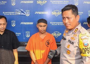 Suprio Handono pelaku pembunuhan, sudah gunakan baju tahanan Polres Blitar Kota, foto: Dani ES/detak.media