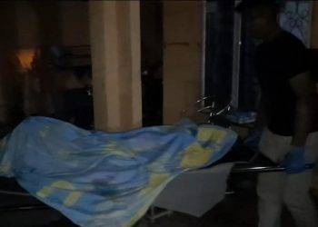 Jasad Korban saat Dievakuasi oleh Polisi di Perumahan Mutiara Bintan Tanjungpinang, foto: Mael/detak.media