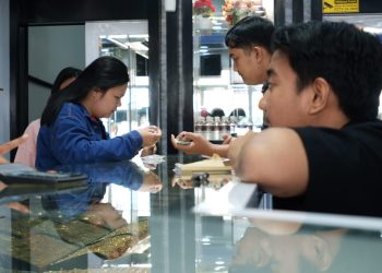 Pengunjung saat Menjual Emas di Toko Emas di Jalan DI Panjaitan, foto: Mael/detak.media